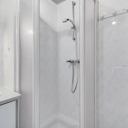 Cosy Pour 4 Pers. Avec Balcon Au Sud Et Parking, A Deux Pas Du Centre De - Fr-1-402-59 * Luz-Saint-Sauveur